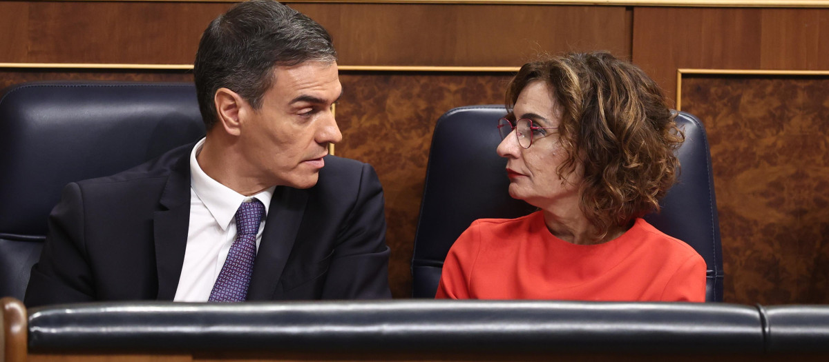 El presidente del Gobierno, Pedro Sánchez, y la vicepresidenta primera y ministra de Hacienda, María Jesús Montero