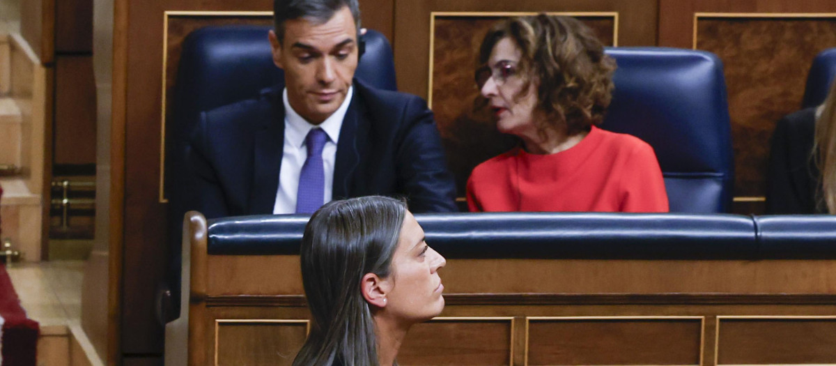 La portavoz de Junts, Míriam Nogueras, pasa por delante de Pedro Sánchez