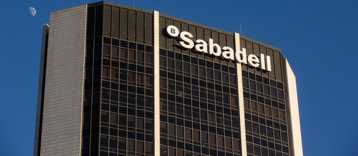 Fachada de la sede del Banco Sabadell en la Avenida Diagonal de Barcelona