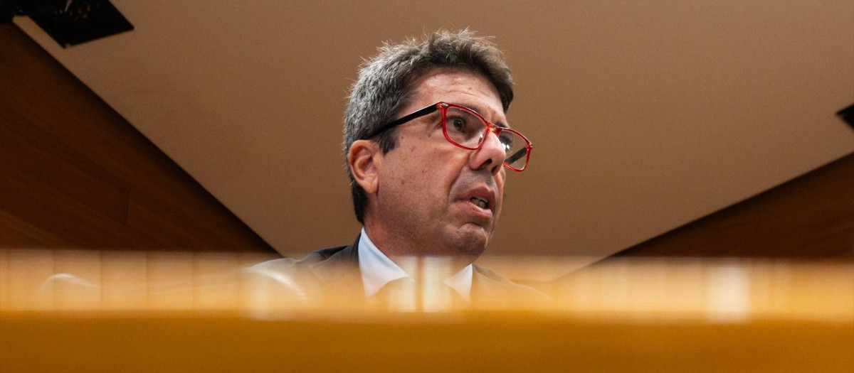 El presidente de la Generalitat Valenciana en funciones, Carlos Mazón, durante su comparecencia en la comisión de las Cortes Valencianas