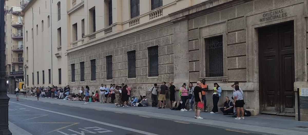 Imagen de archivo de la cola en la oficina de empadronamiento de Valencia