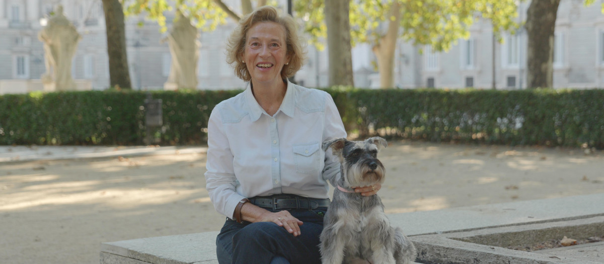 Julia Navarro junto a Barbie