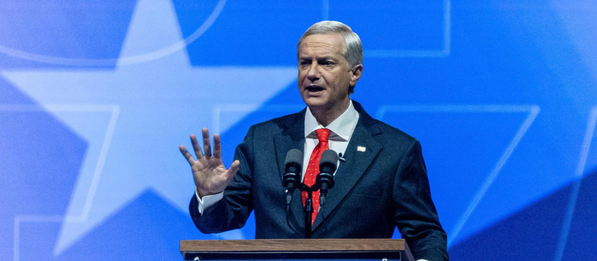El candidato a la Presidencia de Chile por el Partido Republicano, Jose Antonio Kast, habla durante un evento de cierre de campaña este martes, en Santiago (Chile). EFE/ Ailen Díaz