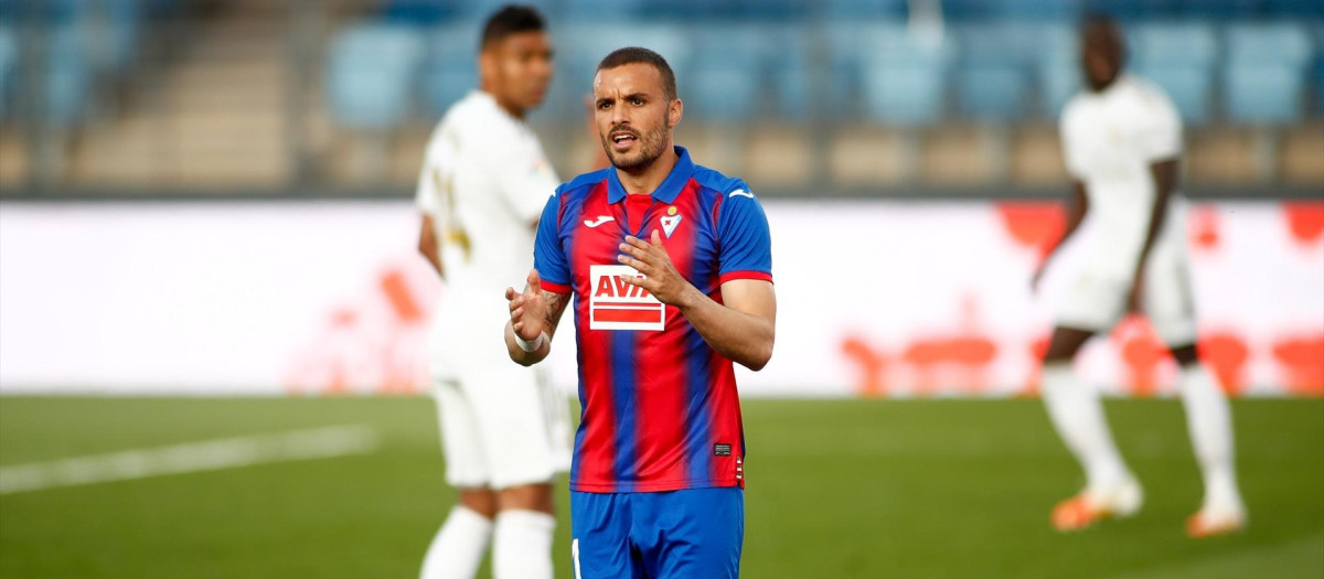 Pedro León, en un partido del Eibar contra el Real Madrid