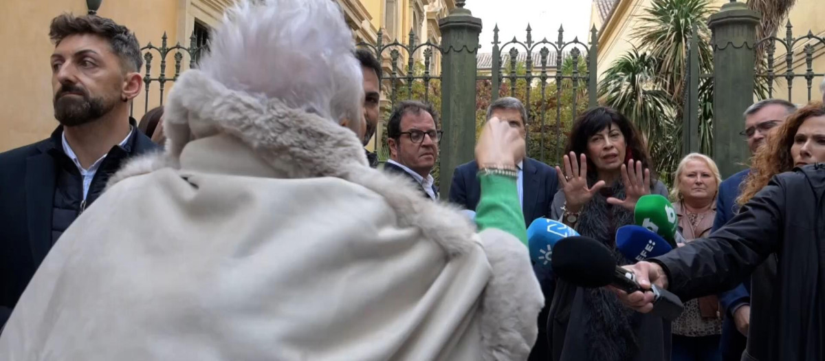Una mujer increpa a Ana Redondo por los fallos en las pulseras antimaltrato