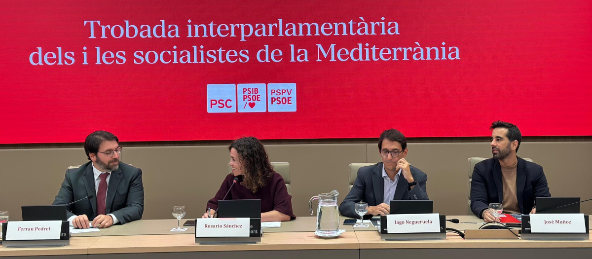 Imagen del portavoz socialista en las Cortes Valencianas José Muñoz (izquierda) junto con los líderes de los grupos parlamentarios de Baleares y Cataluña.