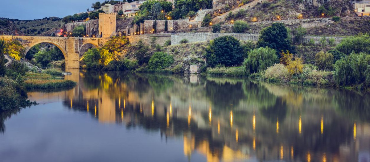 Toledo y el río Tajo al anochecer.