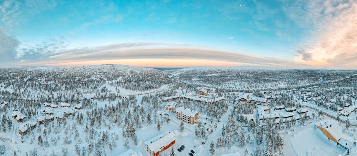 Vista aérea de la aldea de Santa Claus en Rovaniemi, en la Laponia finlandesa.