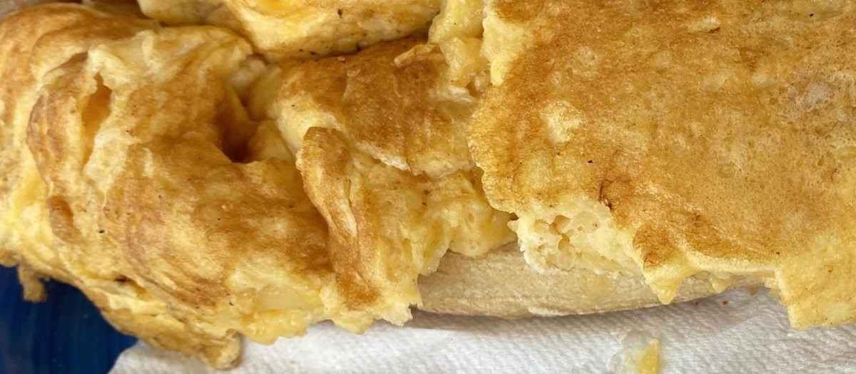 Imagen de un bocadillo de tortilla de patata.