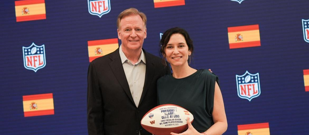 La presidenta de la Comunidad de Madrid, Isabel Díaz Ayuso, ha visitado en Nueva York la sede oficial de la National Football League (NFL)