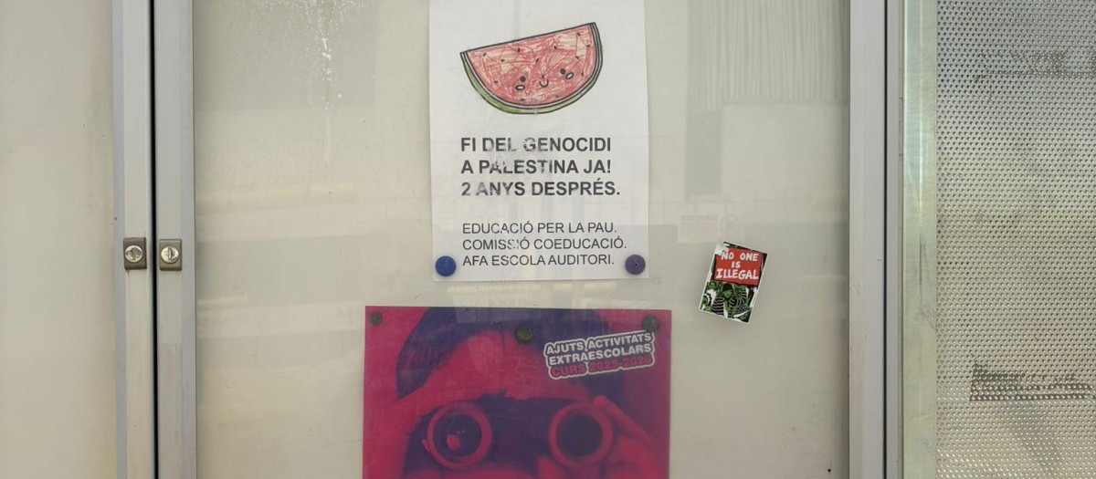 Carteles en la escuela Auditori de Sant Martí de Barcelona