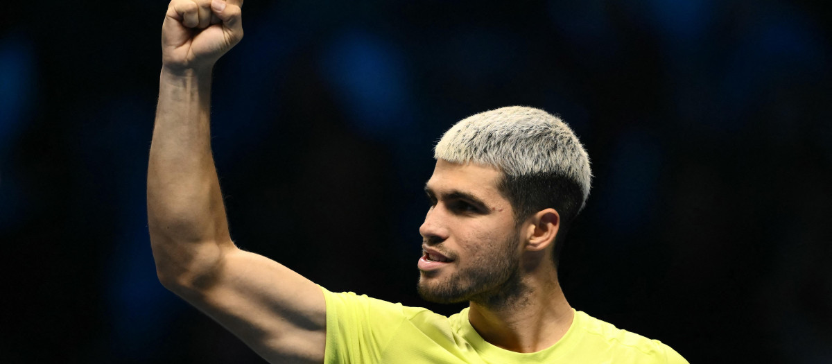 Carlos Alcaraz festeja su clasificación para la final de la Copa de Maestros