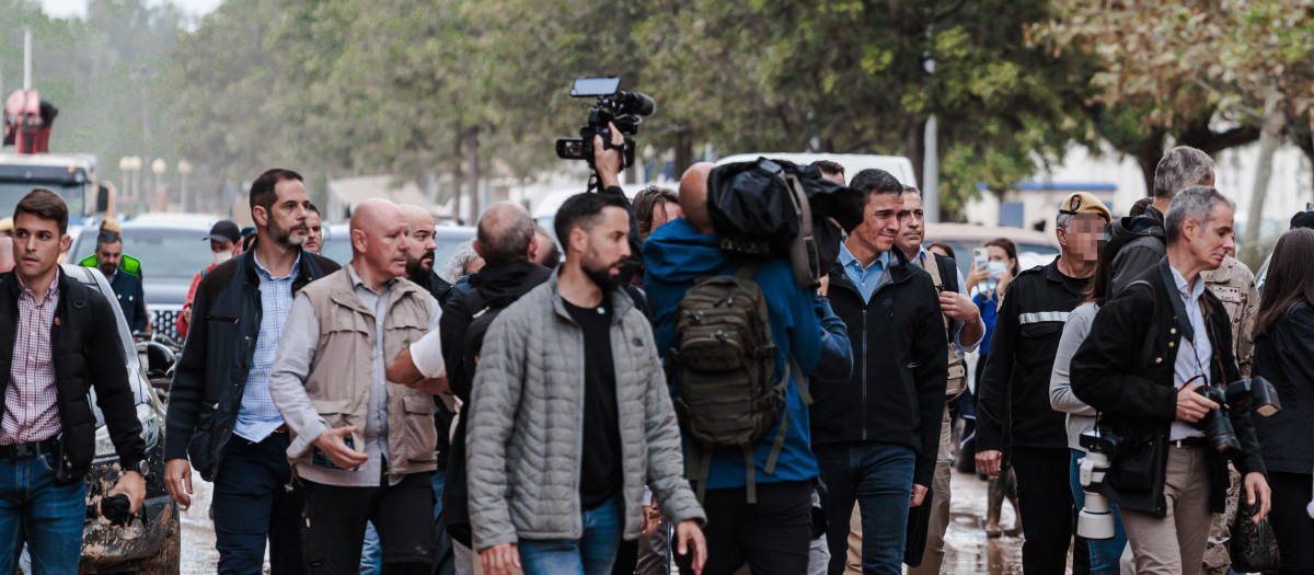Imagen de Pedro Sánchez tomada durante su fugaz visita a Paiporta en noviembre del año pasado