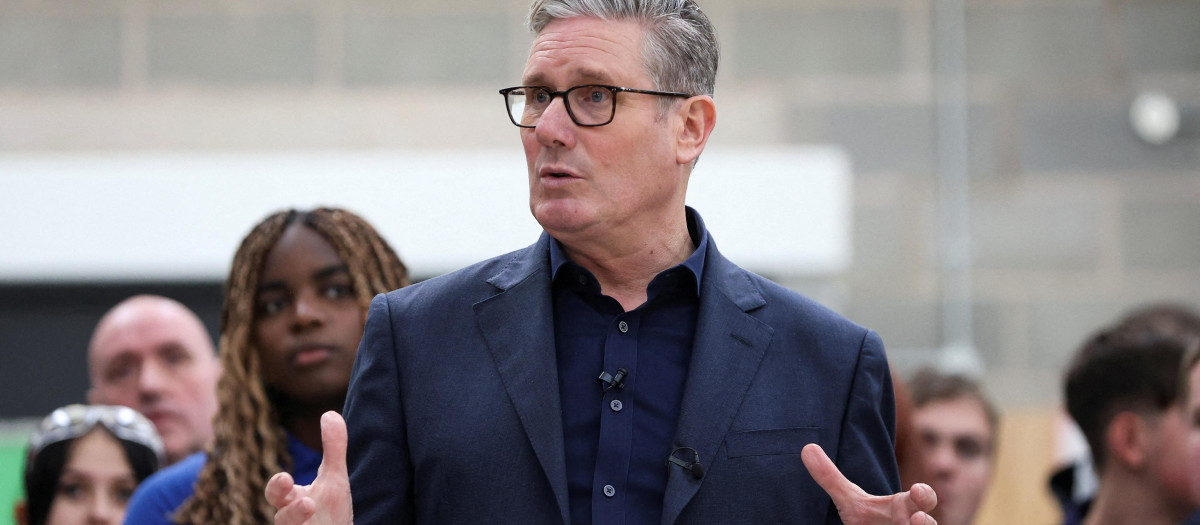 Britain's Prime Minister Keir Starmer speaks at the engineering workshop at Coleg Menai during his visit to announce Wylfa on Anglesey, an island in North Wales, as the location for the countrys first small modular reactor, in Llangefni, Wales on November 13, 2025. (Photo by Temilade Adelaja / POOL / AFP)