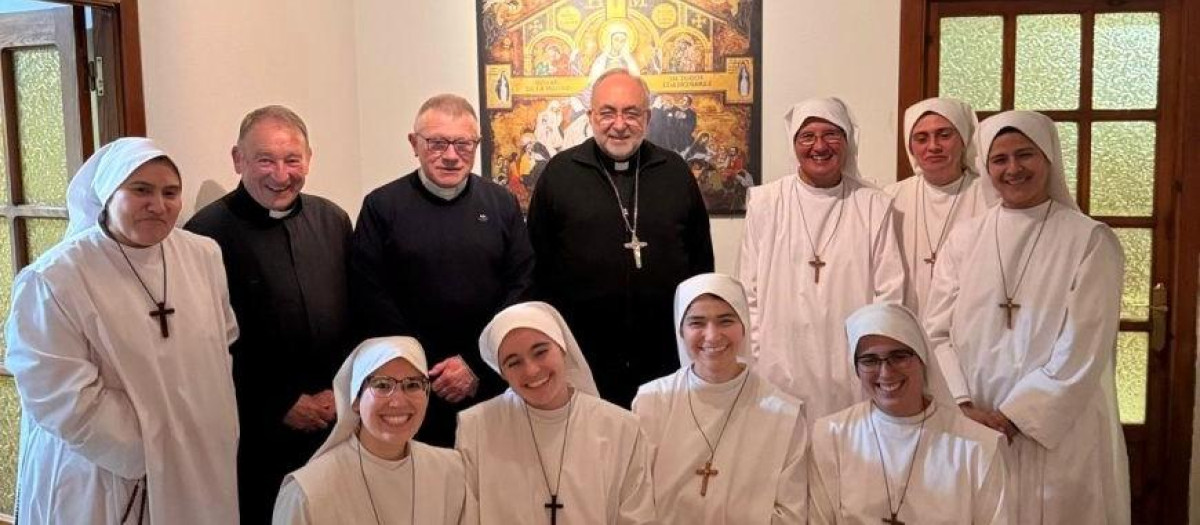 El arzobispo de Oviedo, monseñor Jesús Sanz (en el centro), con la nueva comunidad