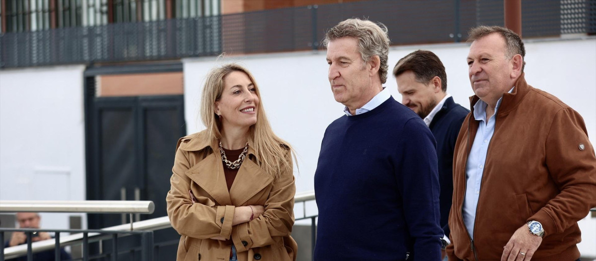 El presidente del PP, Alberto Núñez Feijóo (c), la presidenta del PP de Extremadura, María Guardiola (i), y el  alcalde de Lobón, Roberto Romero (d), participan en un acto público, en el Pabellón Municipal Juan de Dios Ordóñez, a 16 de noviembre de 2025, en Lobón, Badajoz, Extremadura (España). La cita se ubica dentro de las actividades preliminares a las elecciones autonómicas del 21 de diciembre.

Jorge Armestar / Europa Press
16/11/2025