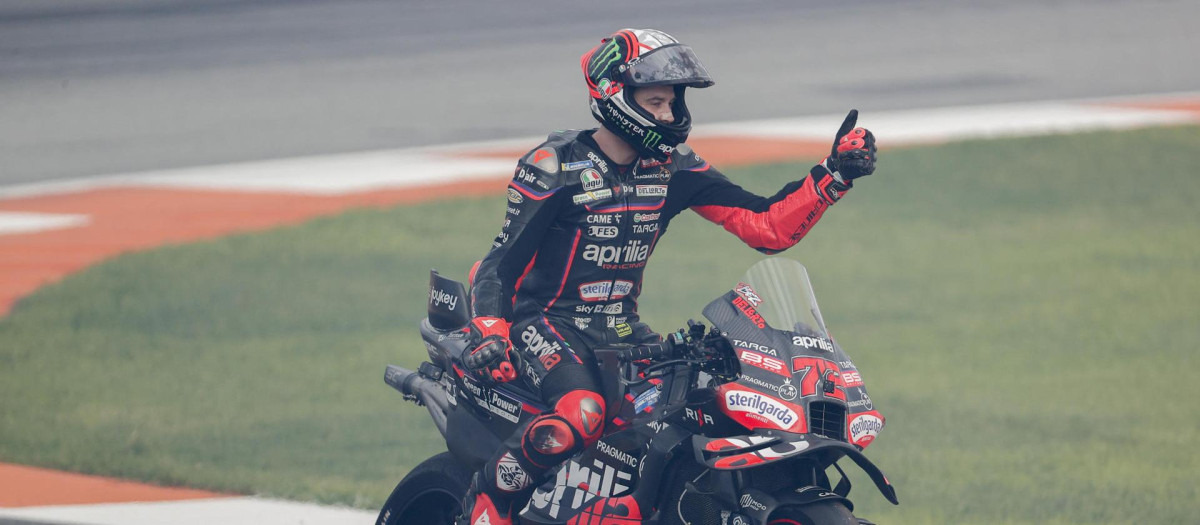 El piloto italiano en la categoría de Moto GP, Marco Bezzecchi, celebra su victoria al finalizar la carrera del Gran Premio de la Comunitat Valencia de MotoGP