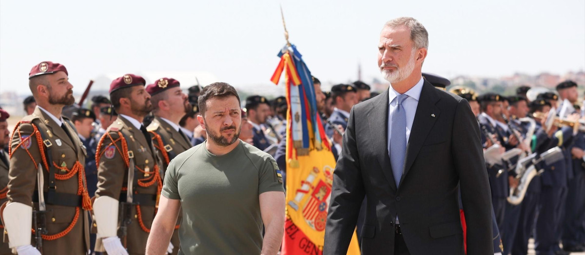 El presidente de Ucrania, Volodimir Zelenski (i) y el Rey Felipe VI