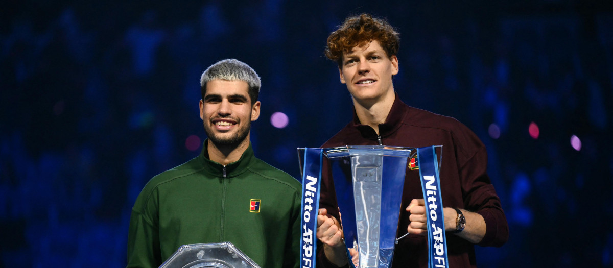 Carlos Alcaraz y Jannik Sinner posan con los trofeos en la Copa de Maestros