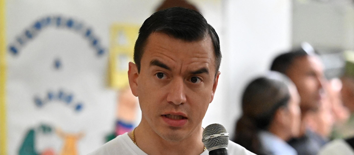 El presidente de Ecuador, Daniel Noboa, habla después de emitir su voto en el referéndum, en Olón