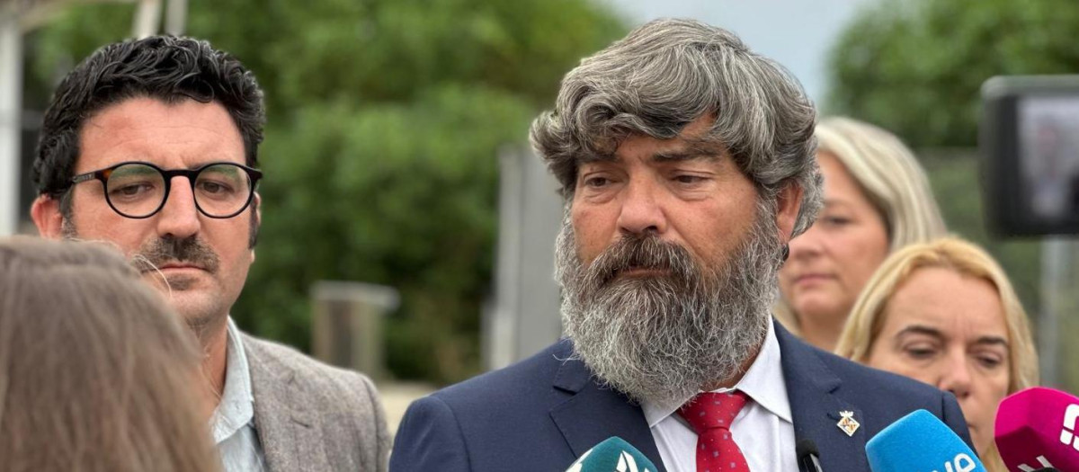 Pedro Bestard durante la visita al antiguo cuartel de Son Tous este lunes