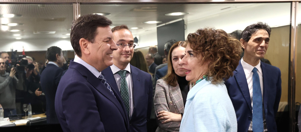 El consejero de Economía y Hacienda, Carlos Fernández Carriedo,saluda a la ministra de Hacienda, María Jesús Montero, al comienzo del pleno del Consejo de Política Fiscal y Financiera.