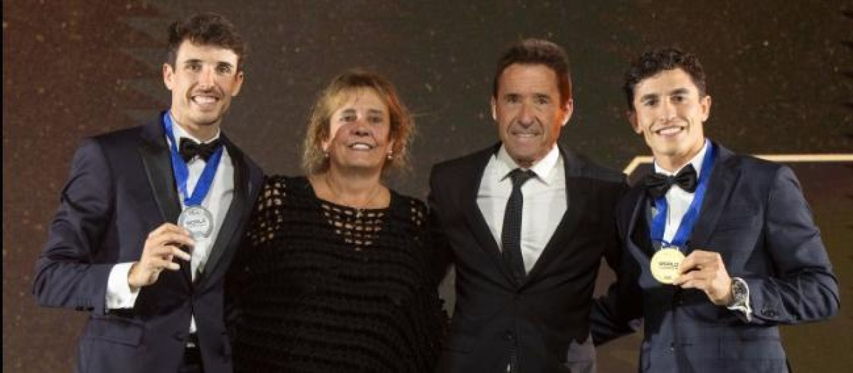 Marc y Álex Márquez posan con sus padres en la gala de fin de temporada de MotoGP