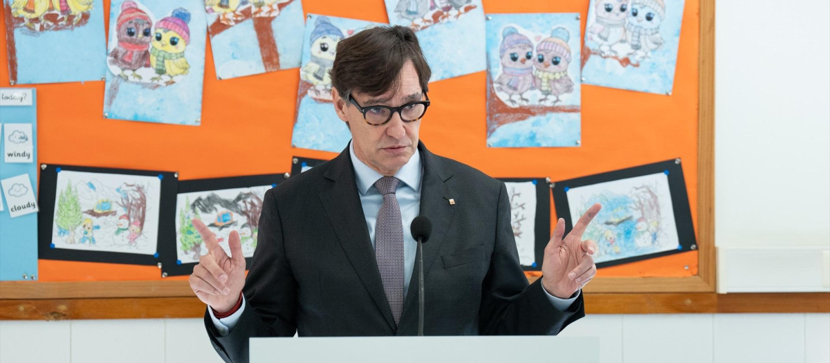 El presidente catalán, Salvador Illa, durante una visita a una escuela de Barcelona