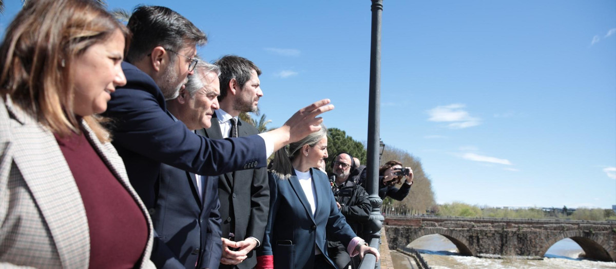 (Foto de ARCHIVO)
El ministro de Cultura, Ernest Urtasun, durante la visita a Talavera de la Reina para conocer los daños que la crecida del Tajo ha ocasionado en el Puente Viejo de la ciudad, a 24 de marzo de 2025, en Talavera de la Reina, Toledo (España).

Juanma Jiménez / Europa Press
24 MARZO 2025;TALAVERA;PUENTE;VIEJO;CREDIDA;TAJO;DAÑOS;
24/3/2025