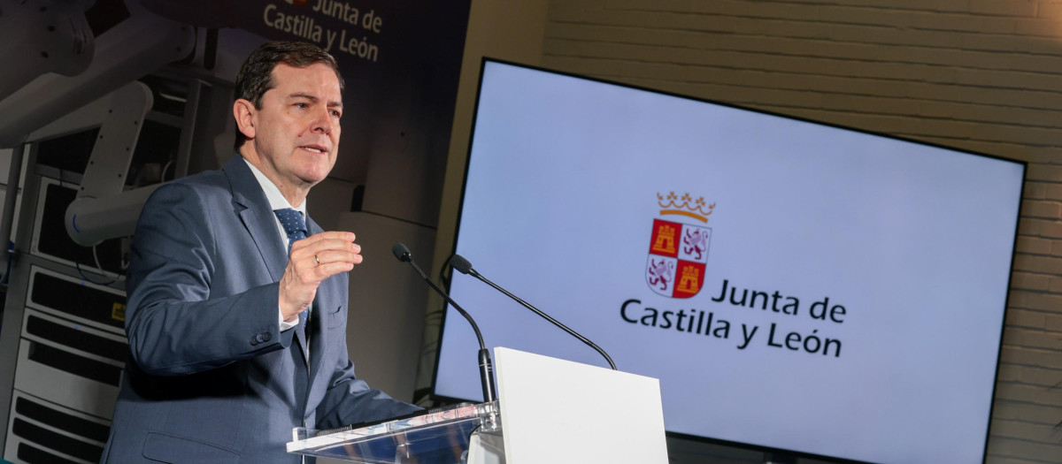 El presidente de la Junta, Alfonso Fernández Mañueco, durante la I Jornada Castilla y León a la vanguardia de la innovación en la cirugía robótica, en Palencia