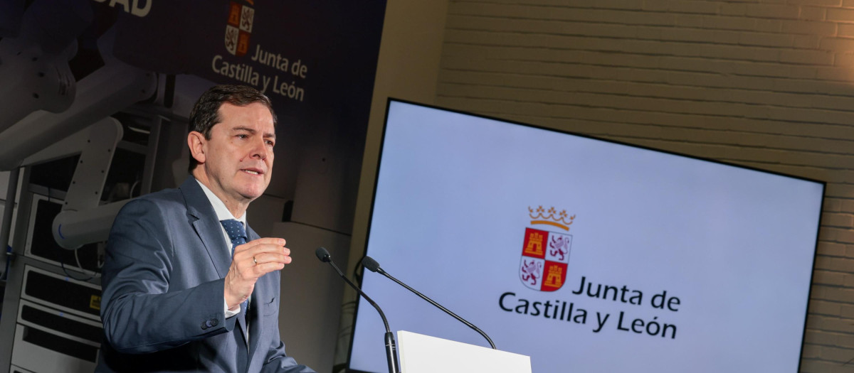 El presidente de la Junta, Alfonso Fernández Mañueco, durante la I Jornada Castilla y León a la vanguardia de la innovación en la cirugía robótica, en Palencia