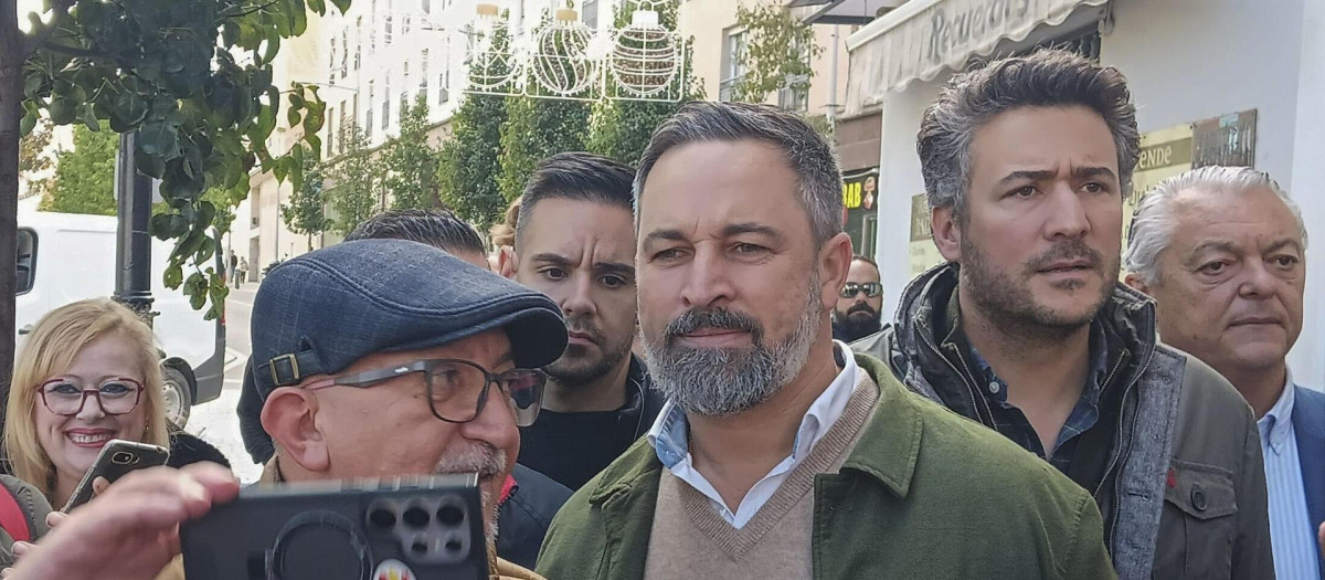 El presidente de Vox, Santiago Abascal, recorre este lunes algunas calles de Badajoz