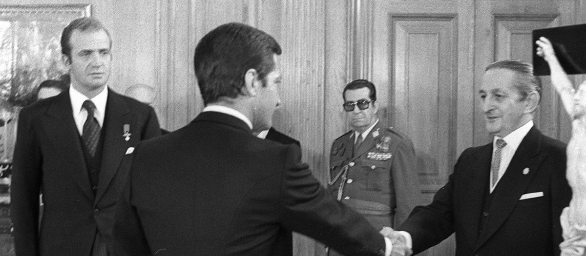 Torcuato Fernández Miranda felicita a Adolfo Suárez en presencia del Rey