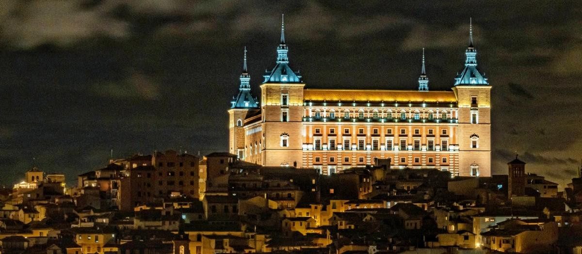 Fotografía nocturna del Alcázar de Toledo