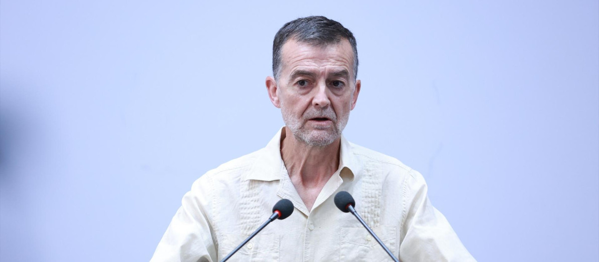 (Foto de ARCHIVO)
El coordinador federal de Izquierda Unida, Antonio Maíllo, ofrece una rueda de prensa en el inicio del curso político. A 1 de septiembre de 2025, en Sevilla, Andalucía (España).El coordinador federal de Izquierda Unida, Antonio Maíllo, ha querido iniciar el curso político ofreciendo una rueda de prensa a los medios de comunicación, para informar sobre asuntos de actualidad, así como presentar y valorar algunas de las principales prioridades de la formación en el periodo que arranca.

Rocío Ruz / Europa Press
01/9/2025
