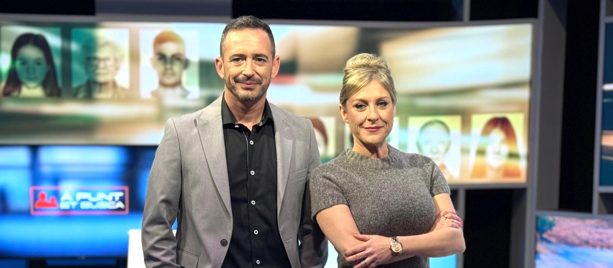 Imagen de Juan Nieto y Mireia Llinares, presentadores de ´ÀPunt et busca`