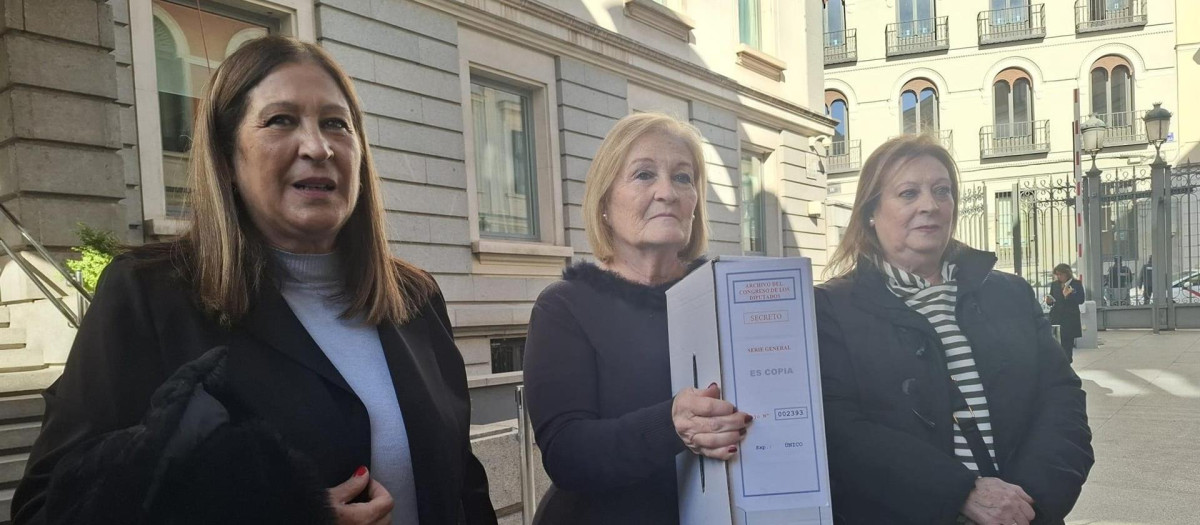 Purificación, Francisca y Dolores García Caparrós, en el Congreso, con la documentación sobre el asesinato de su hermano