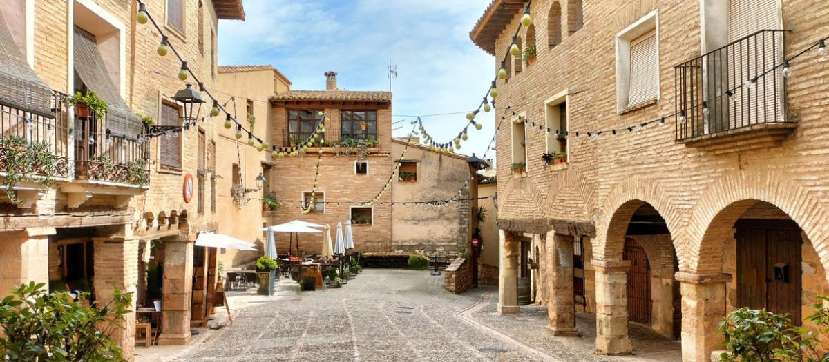 Pueblo medieval de Alquézar en un día soleado.