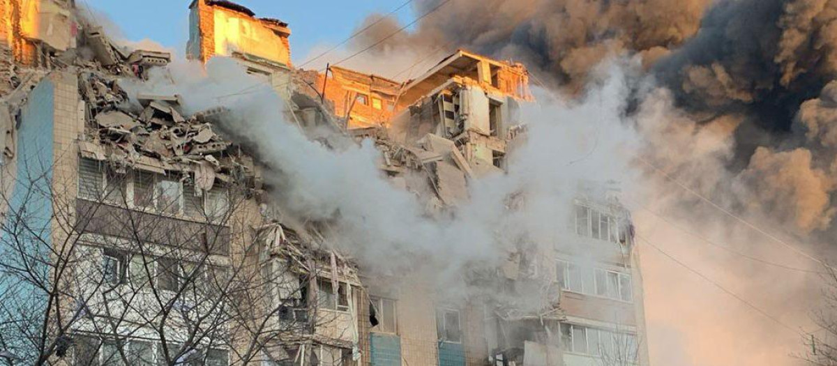 Un edificio residencial gravemente dañado tras un ataque aéreo ruso en la ciudad de Ternópil