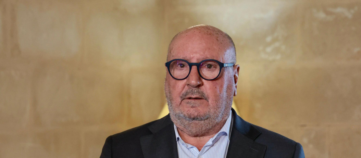 Mariano Gomá en su visita al Consolat de Mar, sede del Gobierno balear