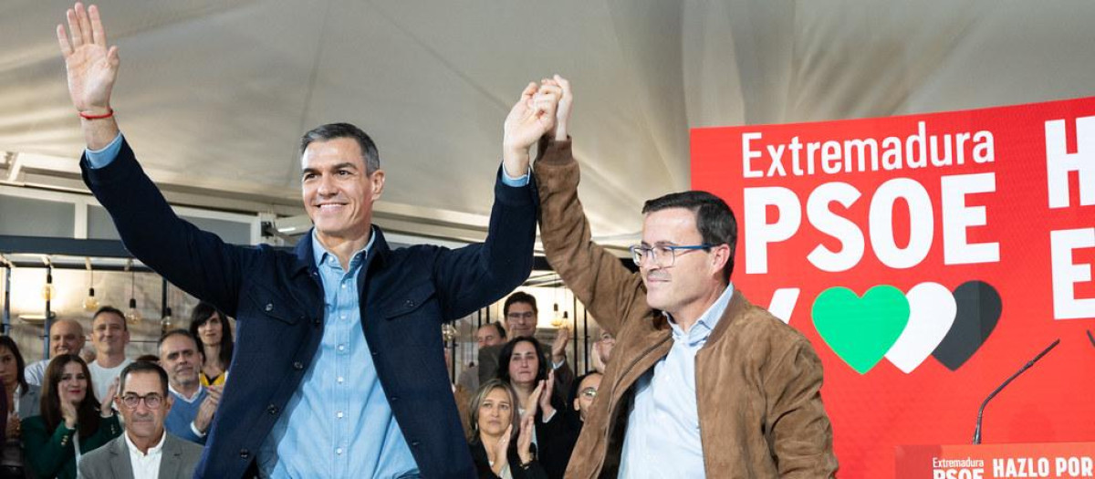 Pedro Sánchez y Miguel Ángel Gallardo, en el mitin de Mérida
