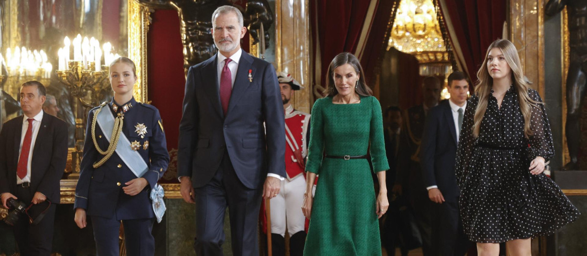 Los Reyes, la Princesa de Asturias y la Infanta Sofía, el pasado 12 de octubre en el Salón del Trono del Palacio Real