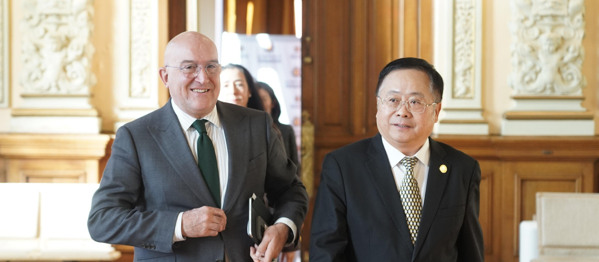 El alcalde de Valladolid, Jesús Julio Carnero, durante la recepción a una delegación de empresas chinas de los ámbitos de la mecánica y la electrónica, organizada por la Oficina Municipal de Proyectos y Atracción de Inversiones del Consistorio, ‘Valladolid Now’.