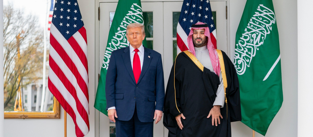 Mandatory Credit: Photo by Anna Rose Layden/UPI/Shutterstock (15848303d)
President Donald Trump (L) stands with Saudi Arabia's Crown Prince Mohammed bin Salman during a welcoming ceremony at the White House in Washington DC on Tuesday, November 18. 2025. The two leaders are expected to discuss defense, nuclear power, technology, and Israel during the visit.
Mohammed bin Salmán, junto a Donald Trump