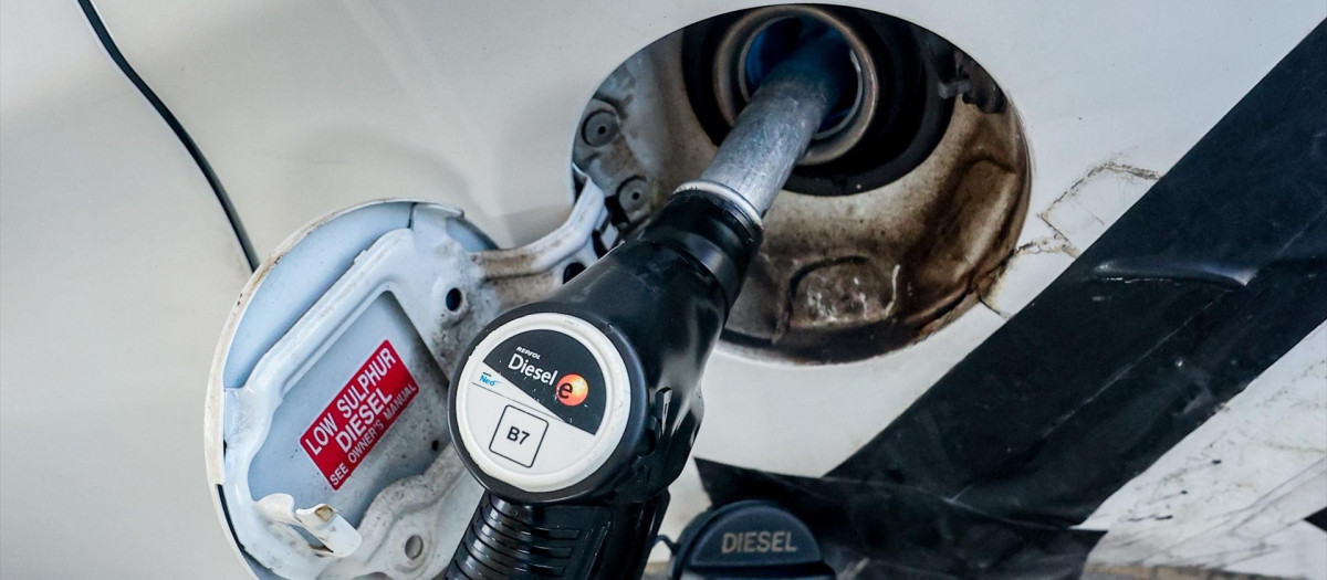 (Foto de ARCHIVO)
Un manguera de diesel reposta combustible en un vehículo, en una gasolinera, a 2 de diciembre de 2022, en Madrid (España). Los combustibles de automoción vuelven a abaratarse a las puertas del puente de la Constitución. La gasolina baja de precio por segunda semana consecutiva y lo hace en tres céntimos y medio, hasta los 1,73 euros el litro de media. El precio medio del gasóleo en España cae por quinta semana consecutiva. En este caso, en cinco céntimos y medio, hasta venderse a 1,821 euros, un importe al que hay que restar los 20 céntimos de la ayuda aprobada por el Ejecutivo. En resumen, la gasolina ha bajado casi un 2,2%, mientras que el del gasóleo se ha abaratado cerca de un 3,3%.

Ricardo Rubio / Europa Press
02 DICIEMBRE 2022;GASOLEO;GASOLINA;PUENTE;CONSTITUCION;PRECIO;COMBUSTIBLE
02/12/2022