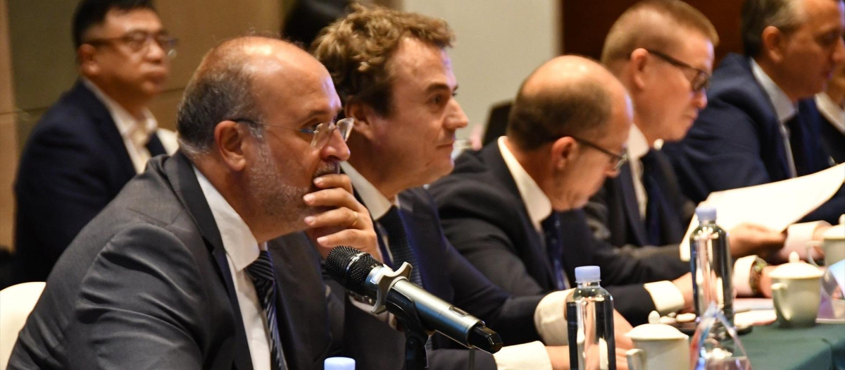 El vicepresidente primero del Gobierno de Castilla-La Mancha, José Luis Martínez Guijarro, se reúne con dirigentes del distrito de Guangling, en Yangzhou (China)