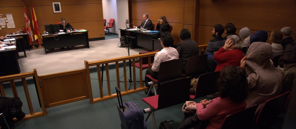 Los acusados de coacción por las protestas a favor de la vida durante un juicio en el Juzgado de lo Penal número 1, a 20 de noviembre de 2025, en Vitoria-Gasteiz, Álava