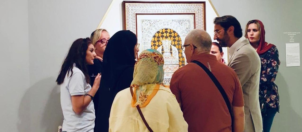 Villarejo explica su obra a un grupo de visitantes