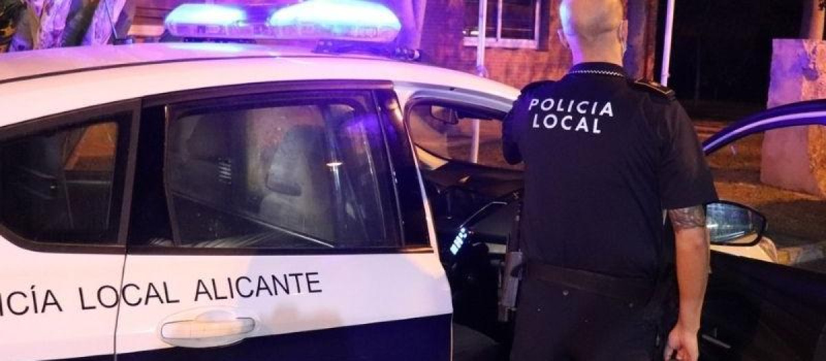 Imagen de archivo de un policía local de Alicante