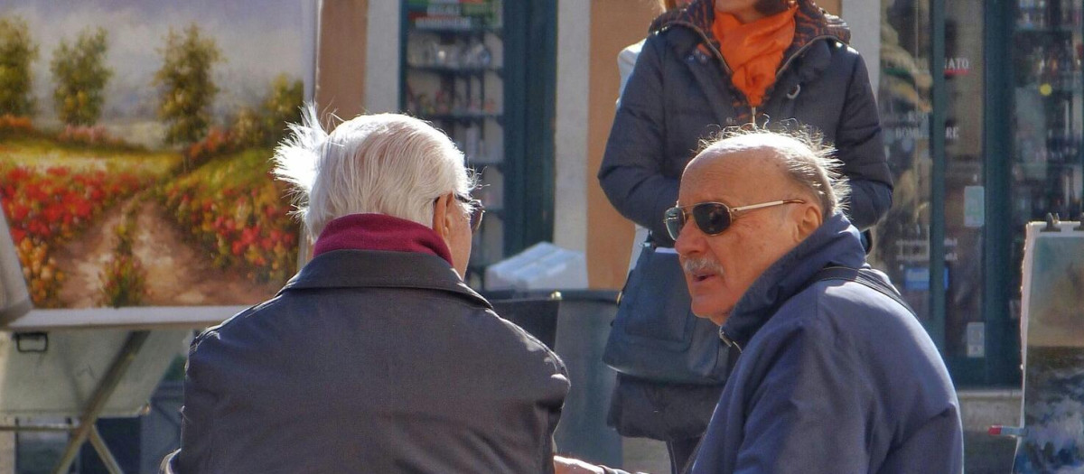 Dos ancianos conversan en la calle, en una imagen de archivo